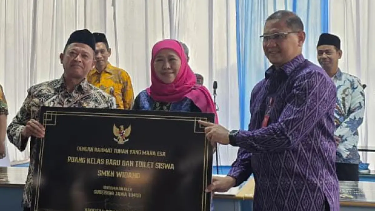 Gubernur Jatim Khofifah Indar Parawansa didampingi Kepala Disdik Jatim Aries Agung Paewai menyerahkan plakat peresmian ruang kelas dan toilet siswa kepada Kepala SMKN Widang Nuril Huda.&nbsp;(RADAR TUBAN)