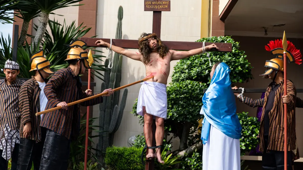 Jemaat Gereja Santo Petrus Tuban melakukan visualisasi Jalan Salib sebagai rangkaian peringatan Paskah memeringati kebangkitan Yesus Kristus, Jumat (3/4).