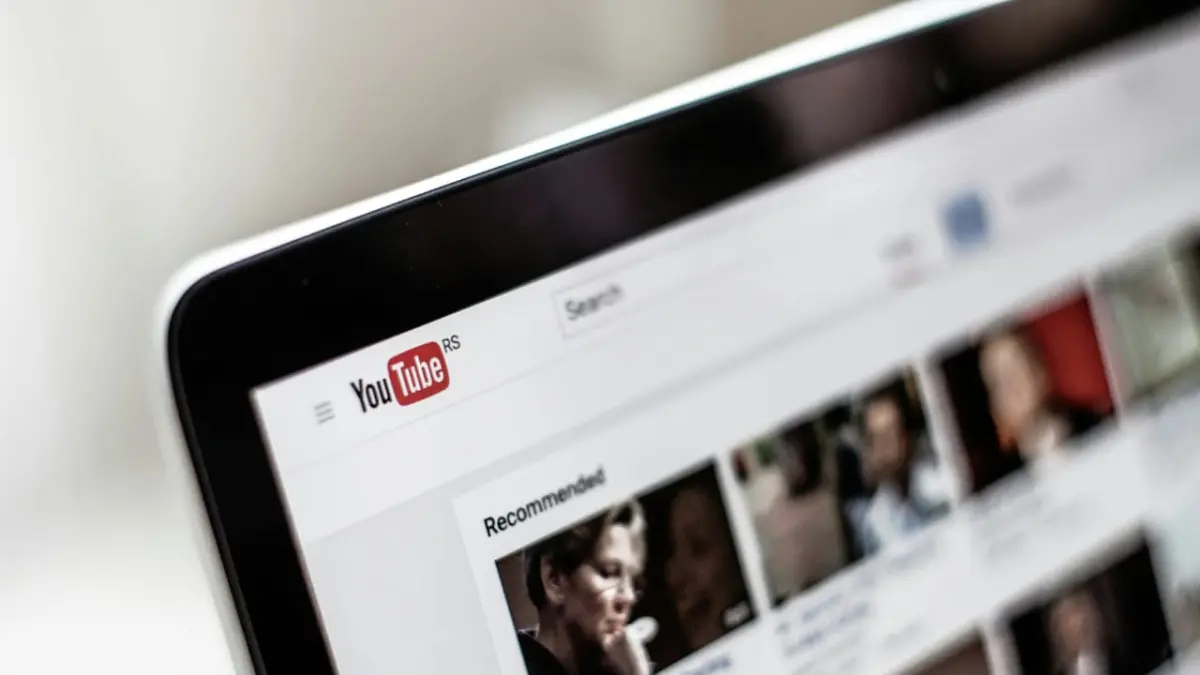 YouTube tuai kritik setelah banyaknya konten AI yang direkomendasikan untuk anak. (NordWood Themes/Pinterest)