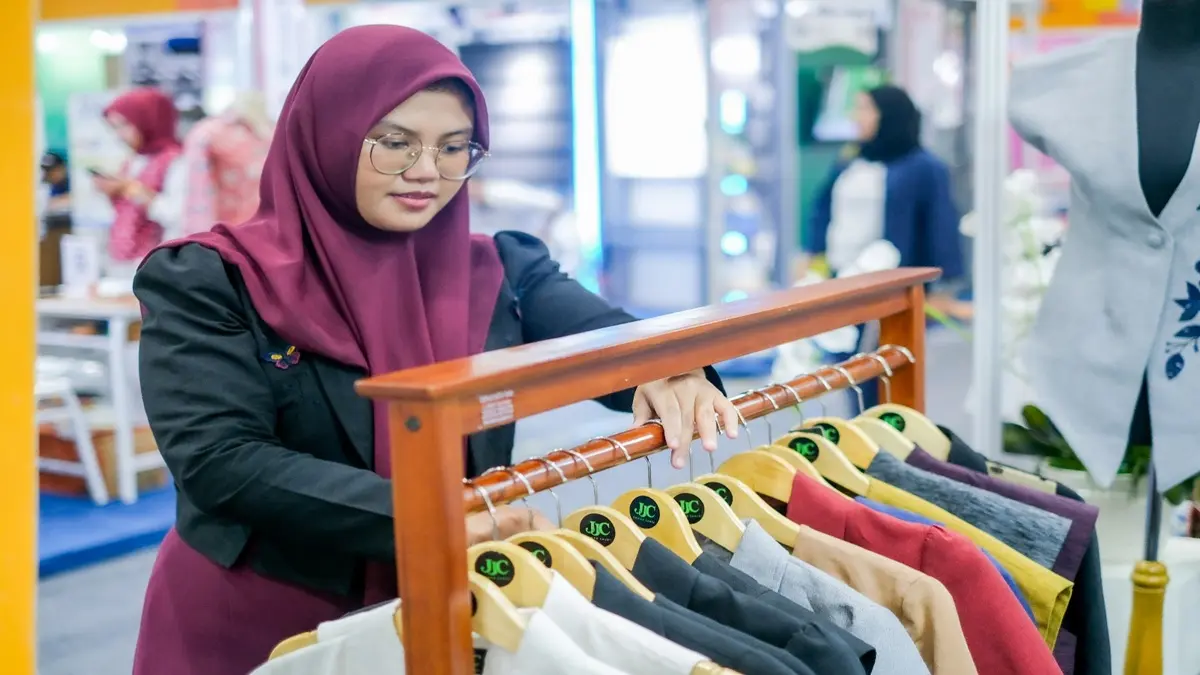 Dukungan LinkUMKM BRI bantu JJC Rumah Jahit berkembang dan ciptakan fesyen wastra eksklusif berbasis budaya. (Dok. BRI)