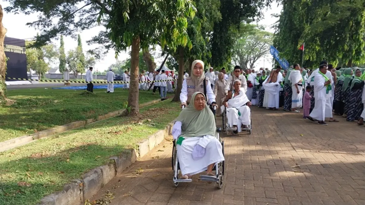CJH tidak bisa beraktivitas sendiri dan harus menggunakan kursi roda selama mengikuti manasik haji. (M. MAHFUDZ MUNTAHA/RADAR TUBAN)