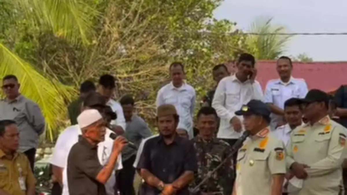 Mendagri saat serap aspirasi masyarakat terdampak bencana di desa sekumur Aceh tamiang. (Instagram/kemendagri)