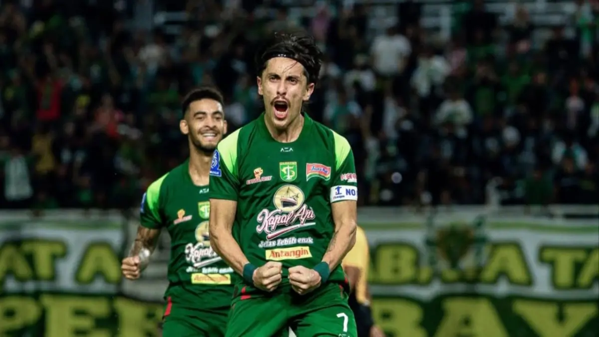 Pemain Persebaya Surabaya, Fransisco Rivera, berselebrasi usai cetak gol ke gawang Persita Tangerang. (Instagram/officialpersebaya)