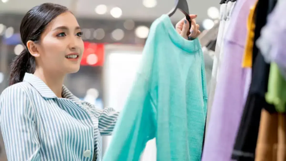 Ilustrasi seseorang yang membeli pakaian tanpa melihat harga. (Freepik.com)