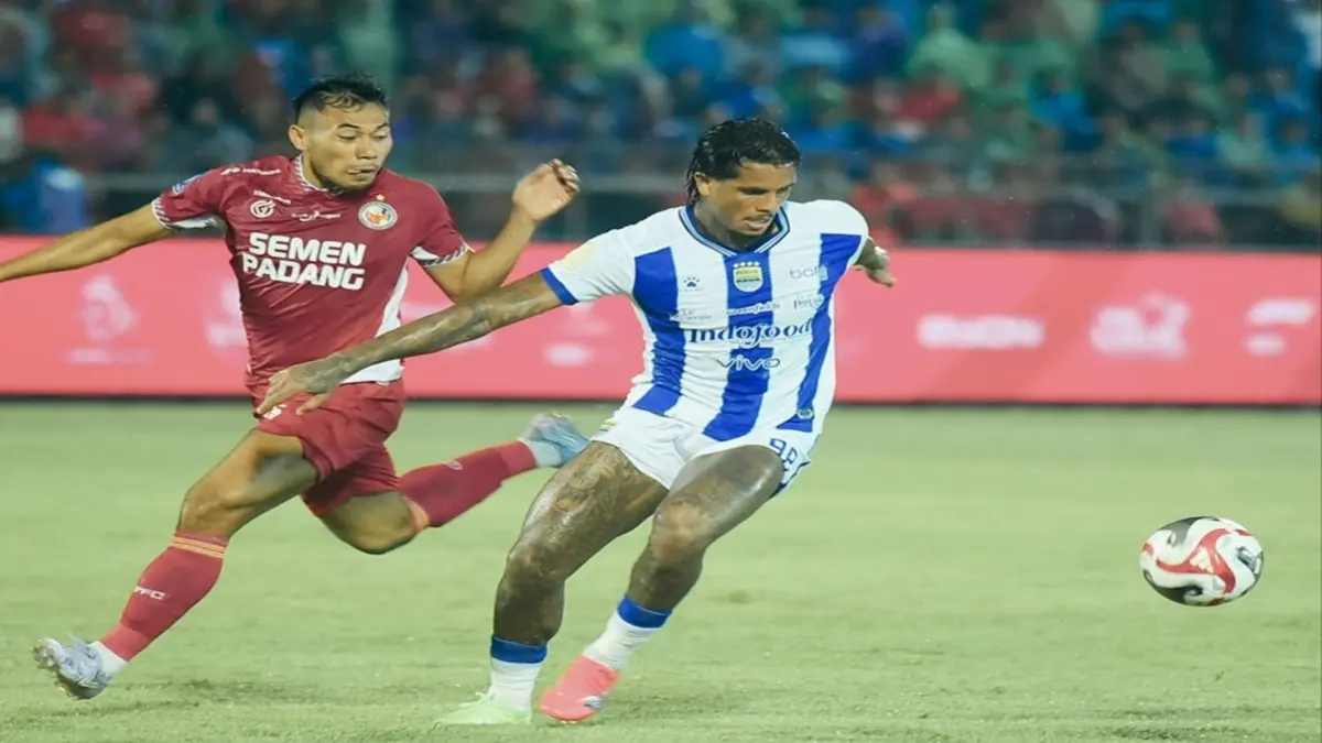 Pemain Persib Bandung, Ramon Tanque saat menghadapi pemain Semen Padang. (Instagram/persib)