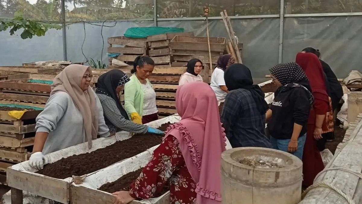 Perempuan nasabah PNM Mekaar kembangkan usaha dari limbah dengan dukungan Ultra Mikro BRI.