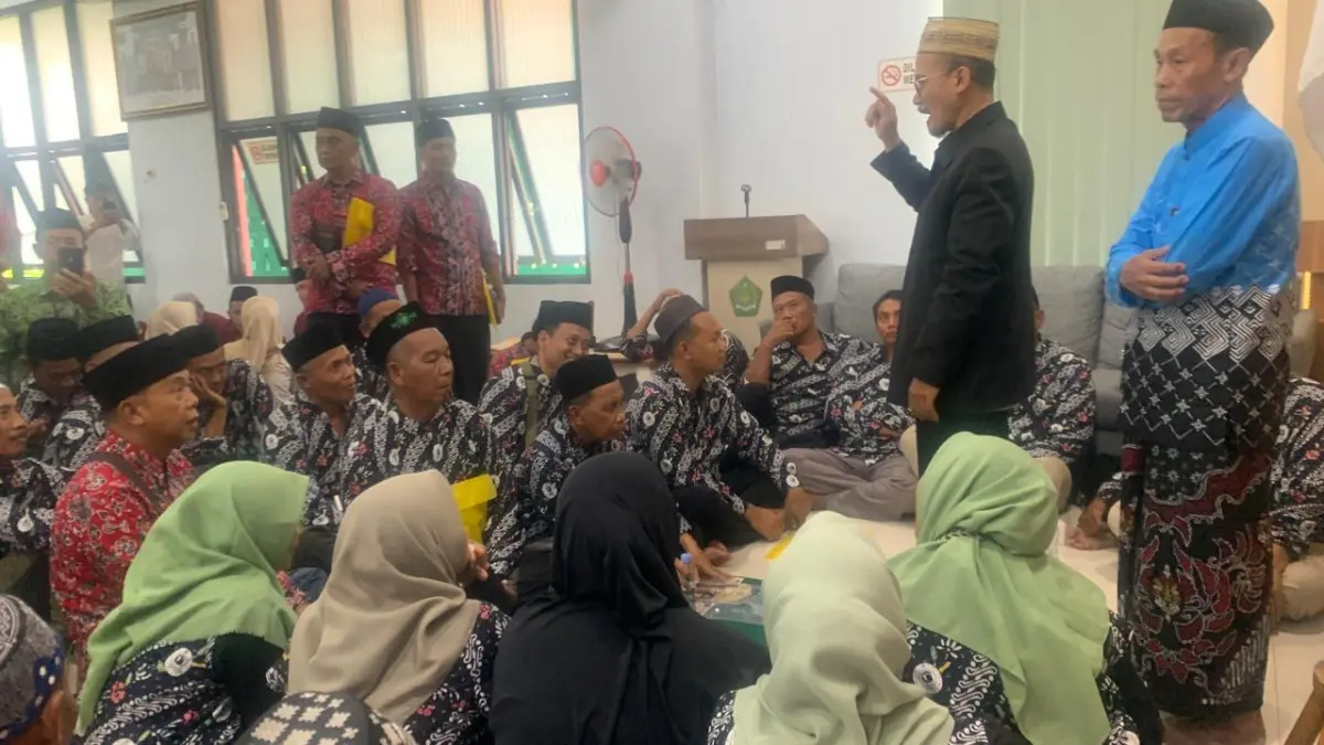 AW Evendi Anwar, ketua Kloter 29 memberikan bekal kepada ketua rombongan dan ketua regu di gedung PLHUT Kemenhaj Tuban, Selasa (7/4).