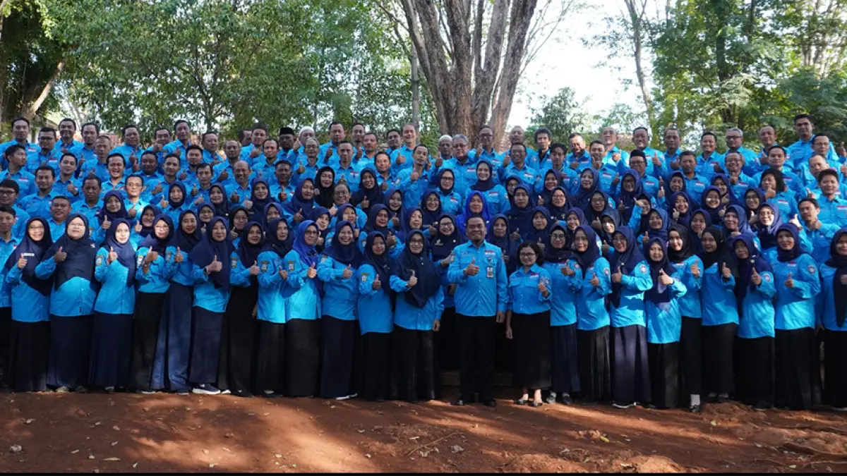 Keluarga besar pendidik SMKN 1 Tuban yang selalu berkomitmen mengantarkan siswa menggapai impian. (RADAR TUBAN)