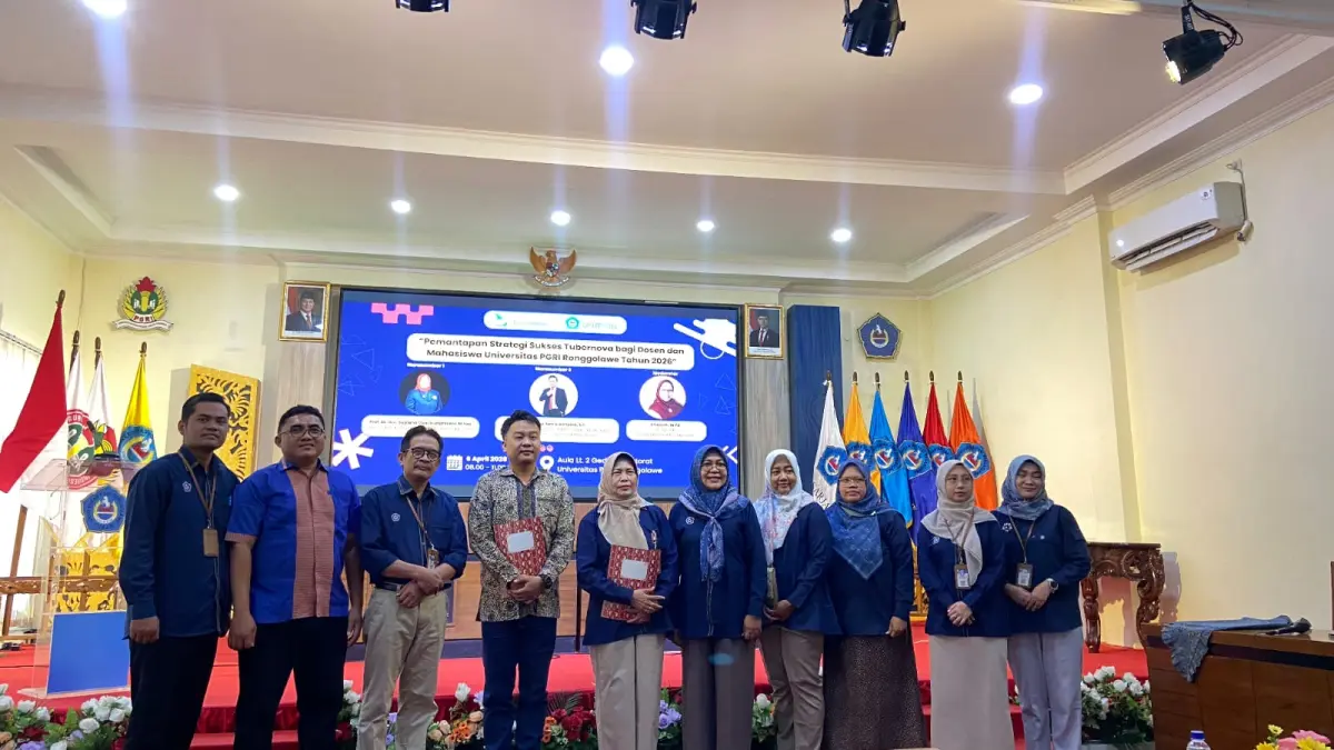 KOLABORASI: Sejumlah akademisi Unirow Tuban saat berfoto bersama pemateri Yudha Satria Aditama, dadi Jawa Pos Radar Tuban. (ADINDA DWI WAHYUNI/MG/RADAR TUBAN)