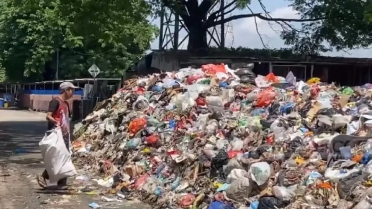kondisi tumpukan sampah yang menggunung. (Jawapos.com)