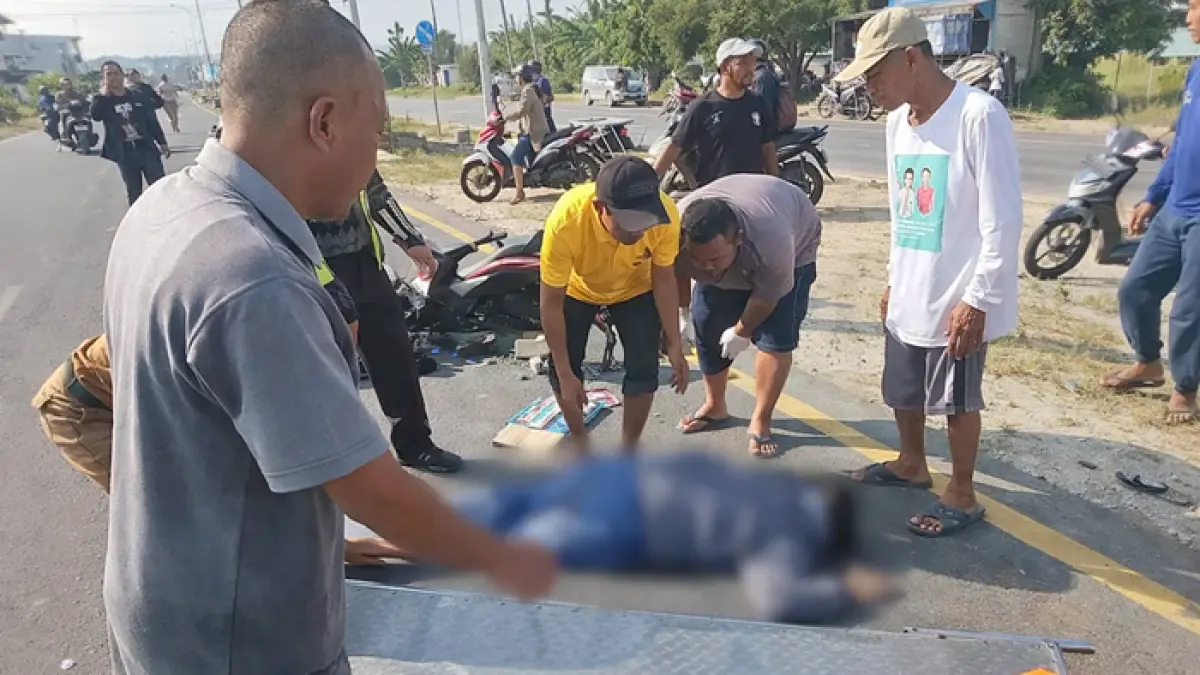 Petugas Satlantas Polres Tuban melakukan olah TKP kecelakaan di jalur ring road titik penyebrangan Desa Kembangbilo, Kecamatan/Kabupaten Tuban, kemarin (6/4).&nbsp; (SATLANTAS POLRES TUBAN UNTUK RADAR TUBAN)