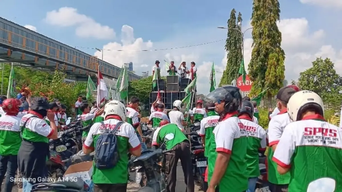 SPRS mendatangi PT SBI untuk melakukan aksi konvoi solidaritas dan doa bersama. (RADAR TUBAN)
