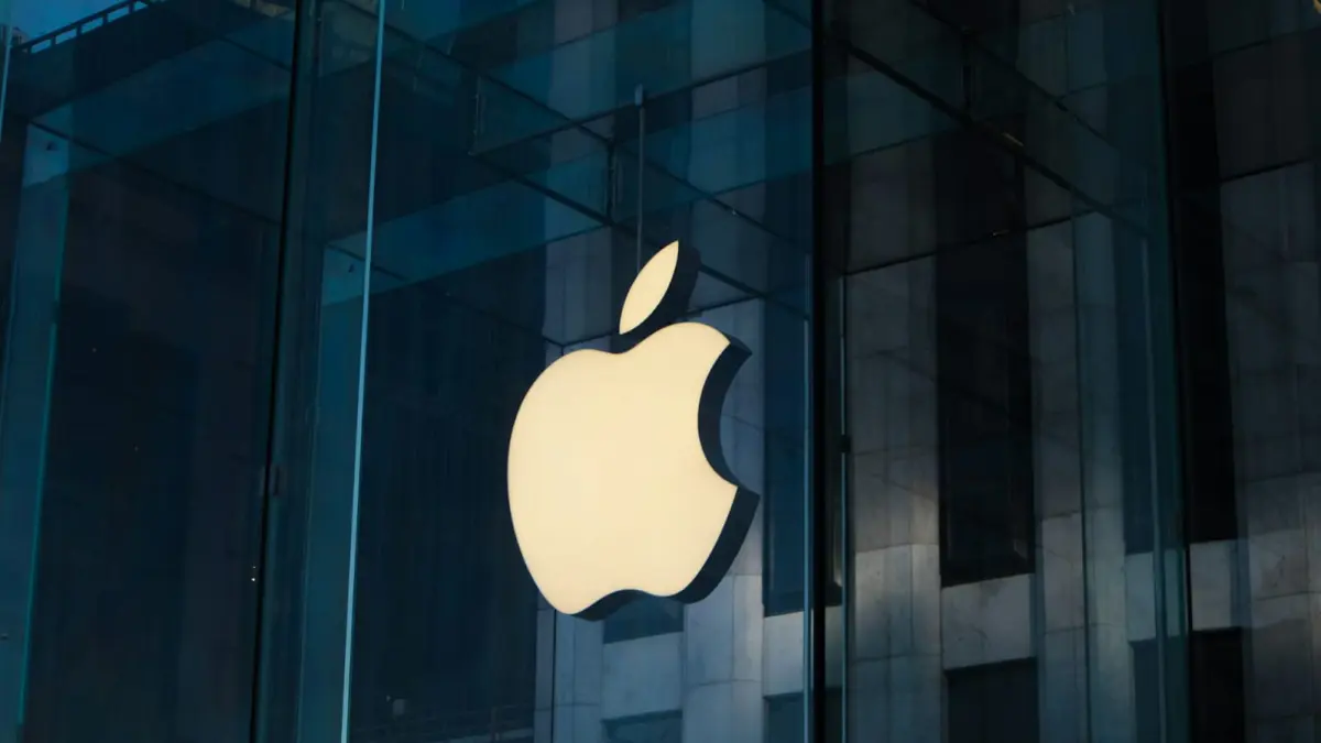 Apple digugat oleh tiga kreator YouTube karena diduga curi konten video berhak cipta.(Laurenz Heymann/Unsplash)