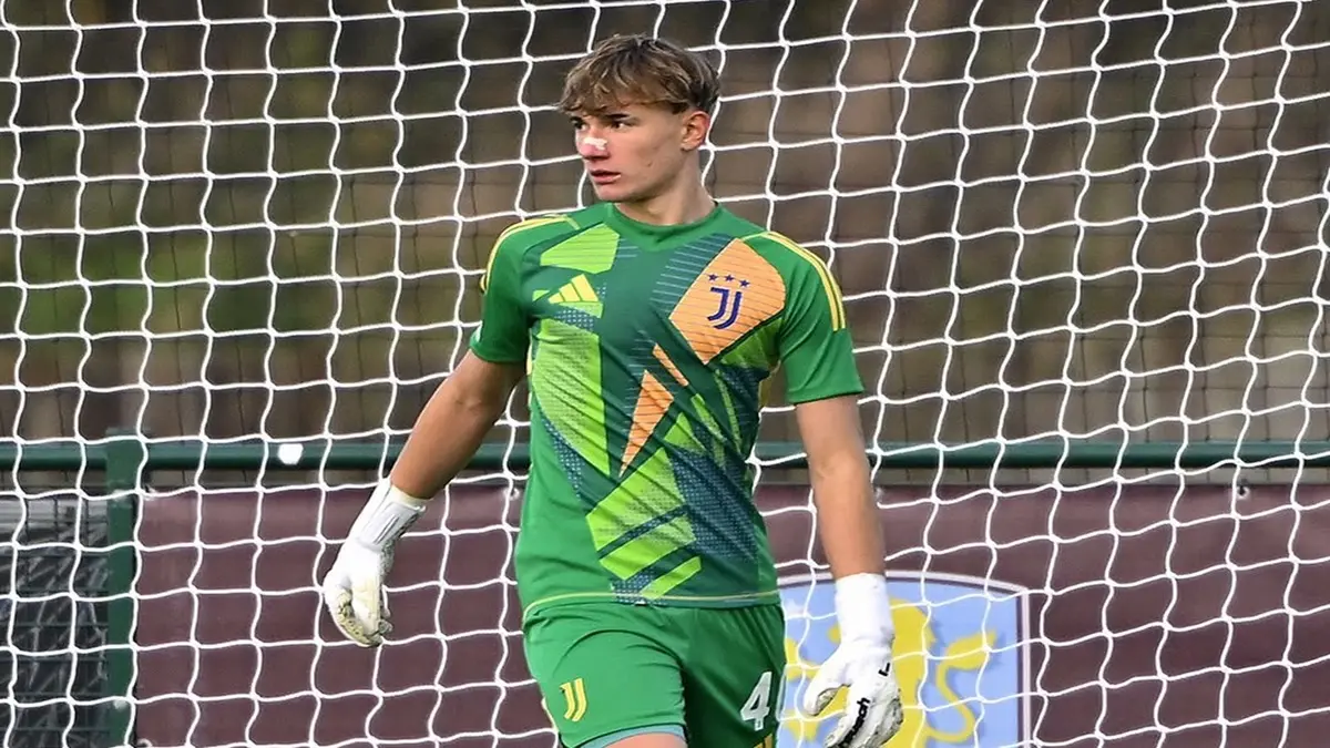 Kiper muda Juventus Riccardo Radu bergabung dengan agen Raiola Team. (instagram.com/riccardoradu_)