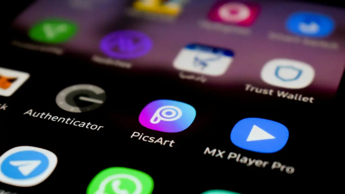 Picsart hadirkan sistem monetisasi untuk para kreator. (lonely blue/Unsplash)