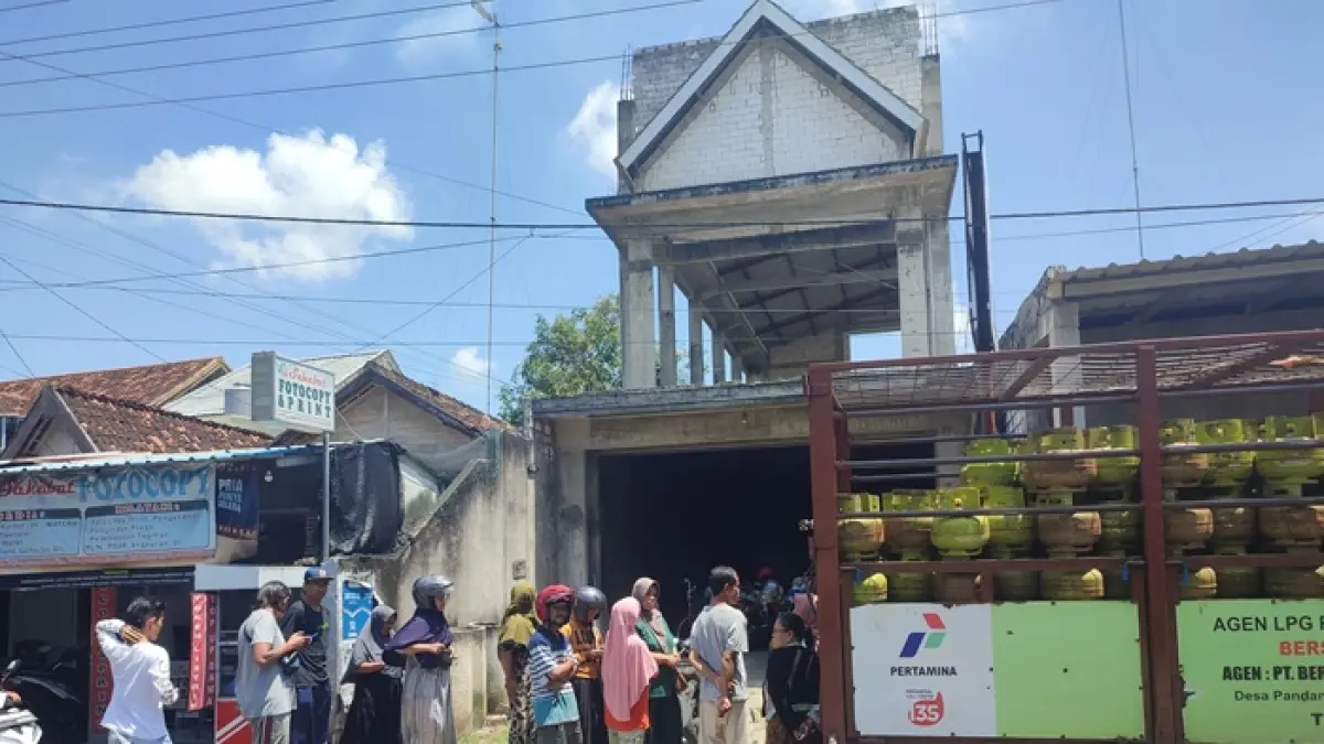 Salah satu pangkalan LPG di wilayah Kelurahan Karang, Kecamatan Semanding diserbu warga setempat kemarin (7/4).&nbsp;(ANDREYAN/RADAR TUBAN)