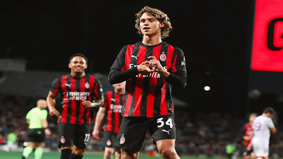 Comotto kembali ke AC Milan dan akan menjalani evaluasi ketat dari Allegri untuk menentukan masa depannya. (instagram.com/christiancomotto)