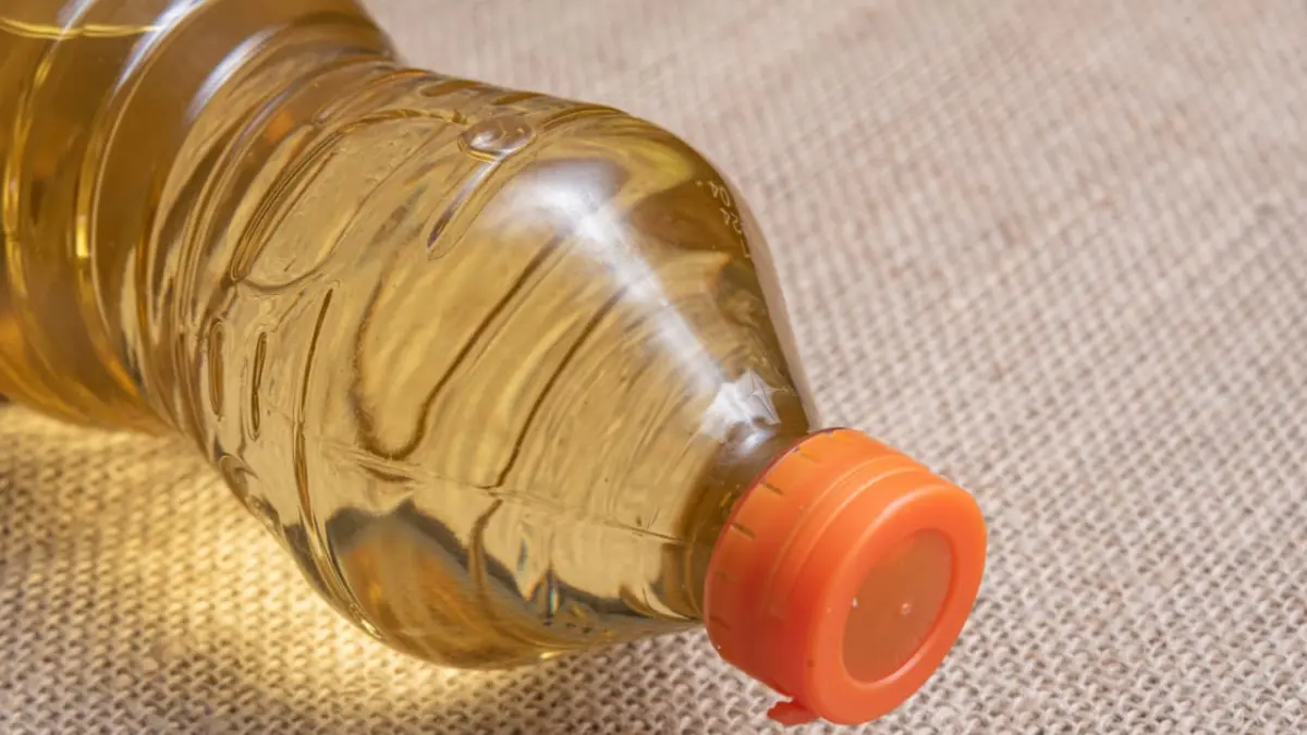 Kenaikan harga plastik memicu lonjakan harga minyak goreng kemasan dan curah di pasar. (Freepik)