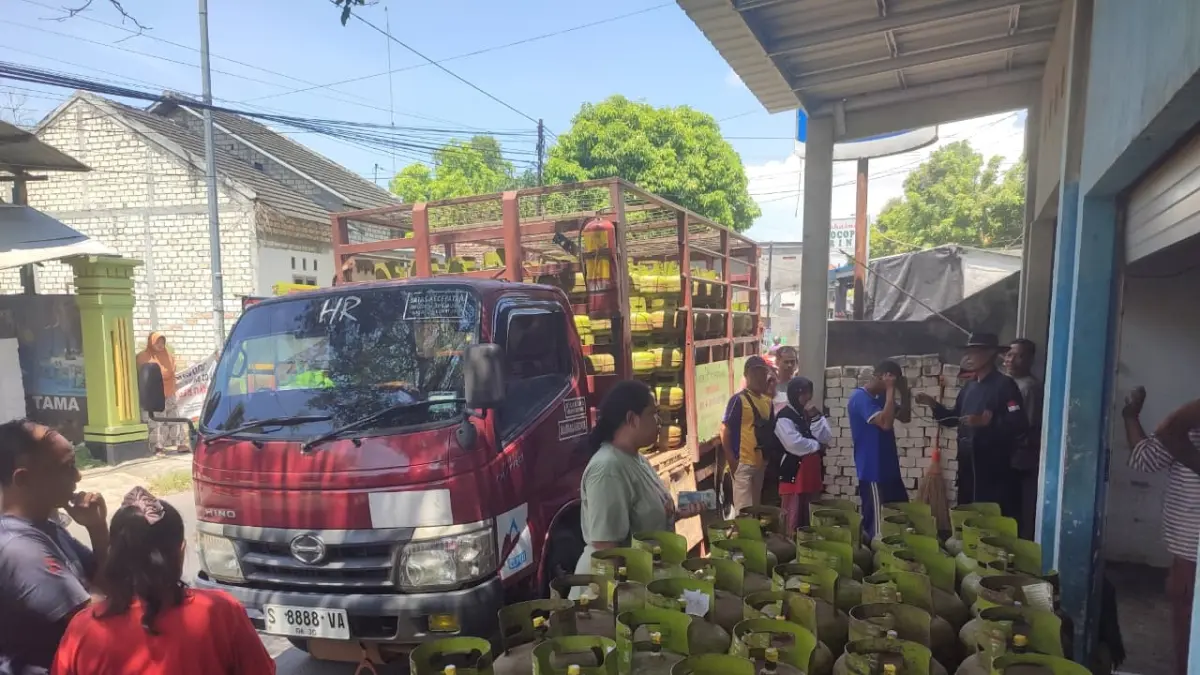 Kondisi salah satu pangkalan LPG di Jalan Mojopahit, Kelurahan Karang, Kecamatan Semanding tampak diserbu warga, Selasa (7/4). (ANDREYAN/RADAR TUBAN)