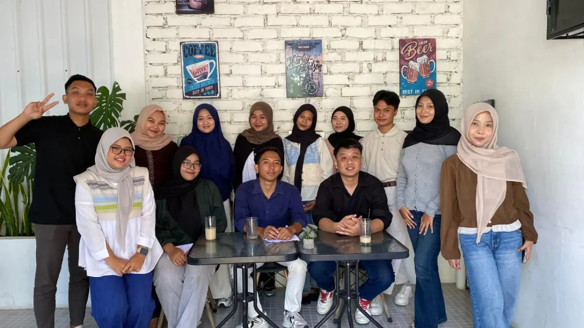 Mahasiswa ilmu komunikasi Unirow bersama Yudha Satria Aditama, selaku Manager Digital Radar Tuban dalam acara Ilkom Pedia 2026. (Jeny tri kurnia putri/Radar Tuban)