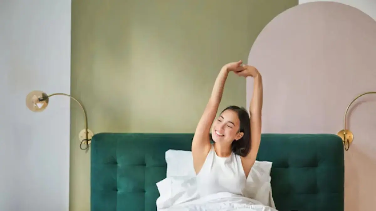 Bangun pagi dengan bahagia bukan kebetulan. Ini enam kebiasaan yang membantu menjaga mood tetap positif sepanjang hari. (FREEPIK)