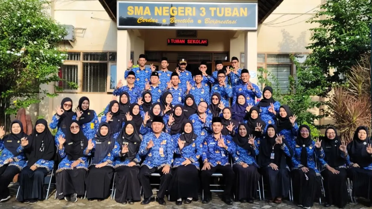 Keluarga besar pendidik SMAN 3 Tuban yang berkomitmen mengantarkan peserta didik menggapai impiannya. (RADAR TUBAN)