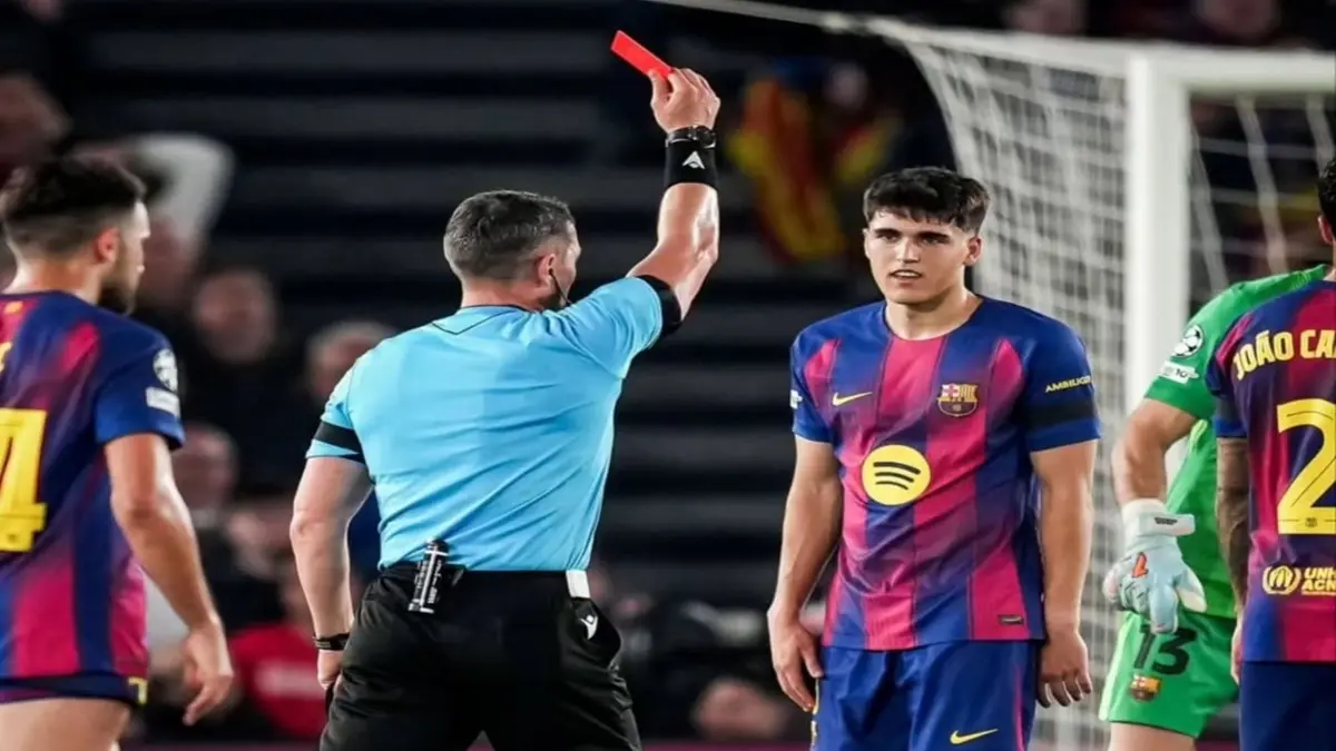 Pemain FC Barcelona, Pau Cabarsi, menerima kartu merah saat babak perempat final leg pertama UCL kontra Atletico Madrid.(Instagram/football.autopsie)