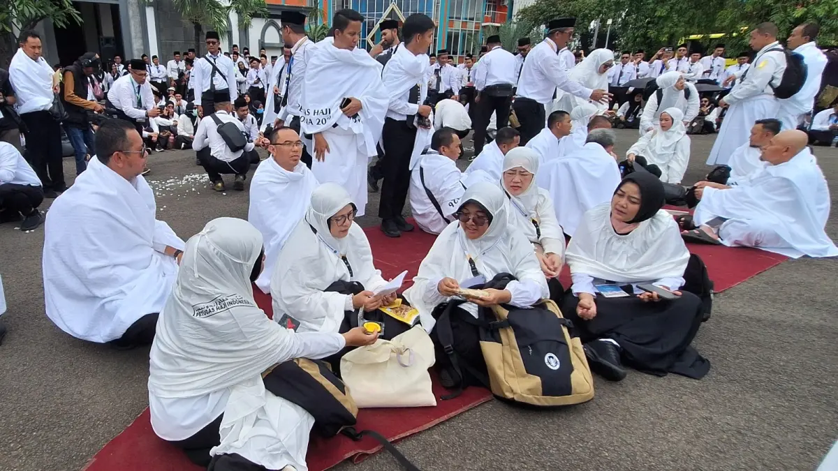 Simulasi Pelayanan jamaah haji di fase Armuzna di Muzdalifah yang digelar di Asrama Haji Pondok. (Bayu Putra/JawaPos.com)