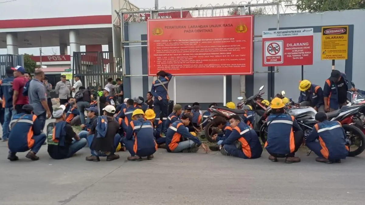 Aksi mogok AMT di TBBM Tuban picu gangguan distribusi BBM, mediasi dengan manajemen belum menemui titik temu. (RADAR TUBAN)