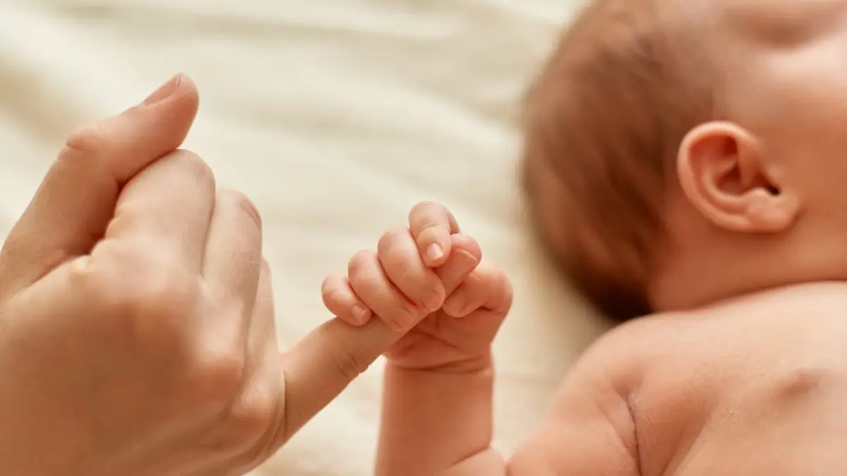 Bayi nyaris tertukar di RSHS Bandung akibat keteledoran petugas, ibu muda ini mengaku masih trauma berat. (Freepik.com)