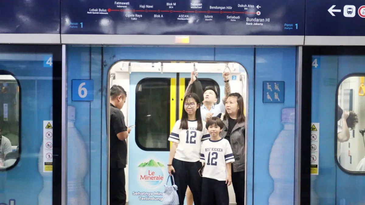 Ilustrasi penumpang menaiki kereta MRT di Stasiun Bundaran HI, Jakarta. (Jawapos.com)