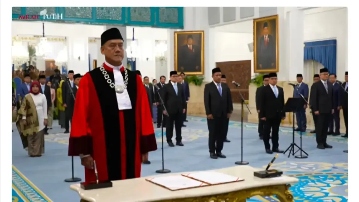 Presiden Prabowo Subianto resmi melantik Liliek Priabawono Adi sebagai Hakim Mahkamah Konstitusi (MK) di Istana Negara, Jakarta, Jumat (10/4). (Jawapos.com)
