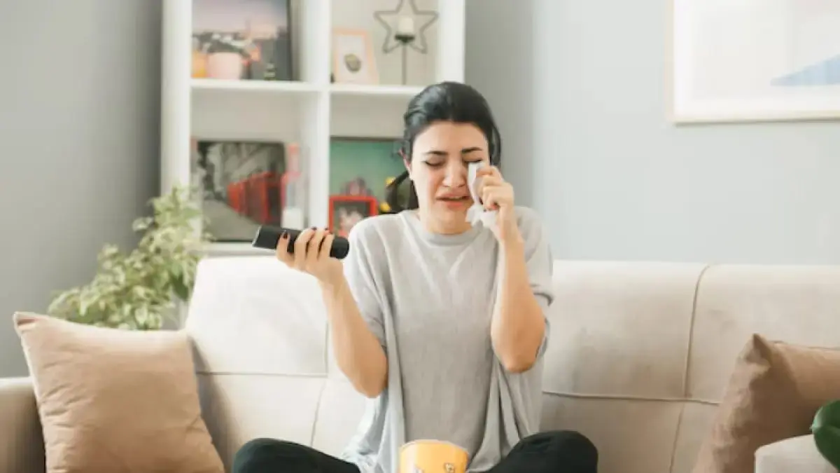 seseorang yang kerap menangis saat menonton film. (Freepik/stockking)