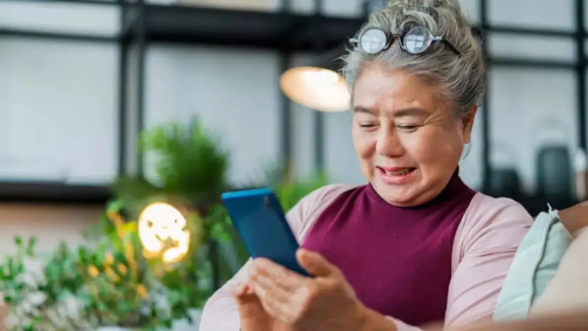 Seseorang yang memiliki kebiasaan yang dianggap geli di facebook. (Freepik/Lifestylememory) 