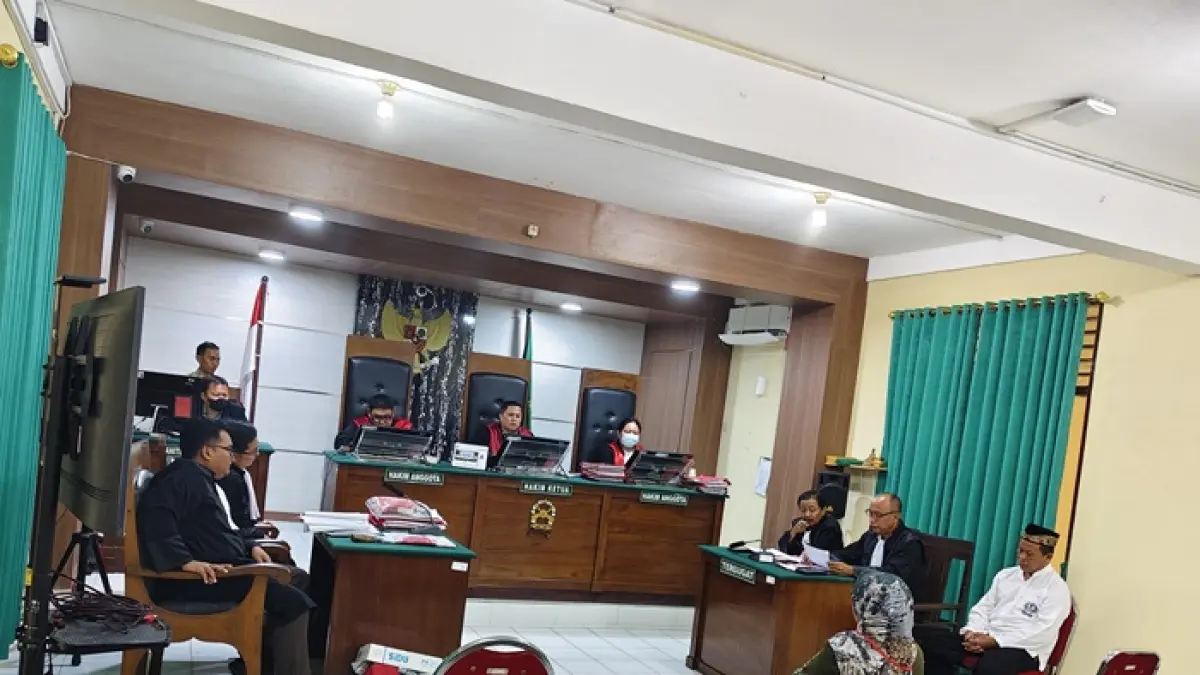 Sidang kasus pembunuhan perangkat Desa Jarorejo, Kecamatan Kerek dengan agenda pemeriksaan saksi di Ruang Sidang Garuda PN Tuban, kemarin (9/4). (ANDREYAN/RADAR TUBAN)