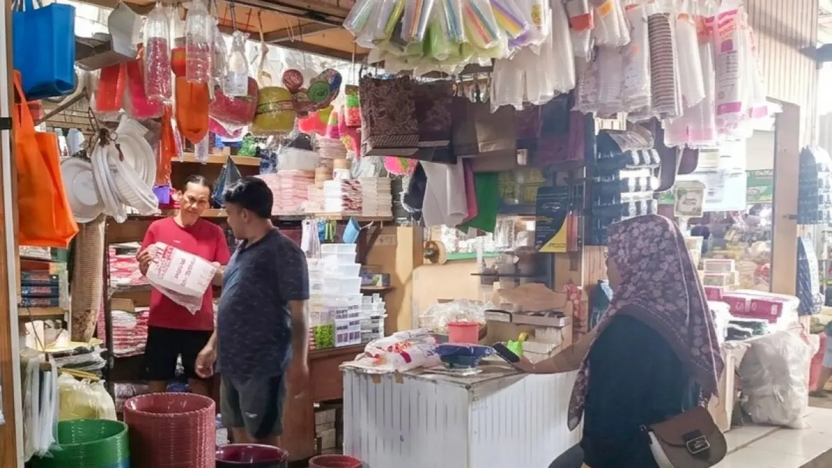 Suasana transaksi di salah satu kios plastik di Pasar Baru Tuban tak seramai biasanya setelah harganya naik. (SHAFA DINA HAYUNING MENTARI/ RADAR TUBAN)