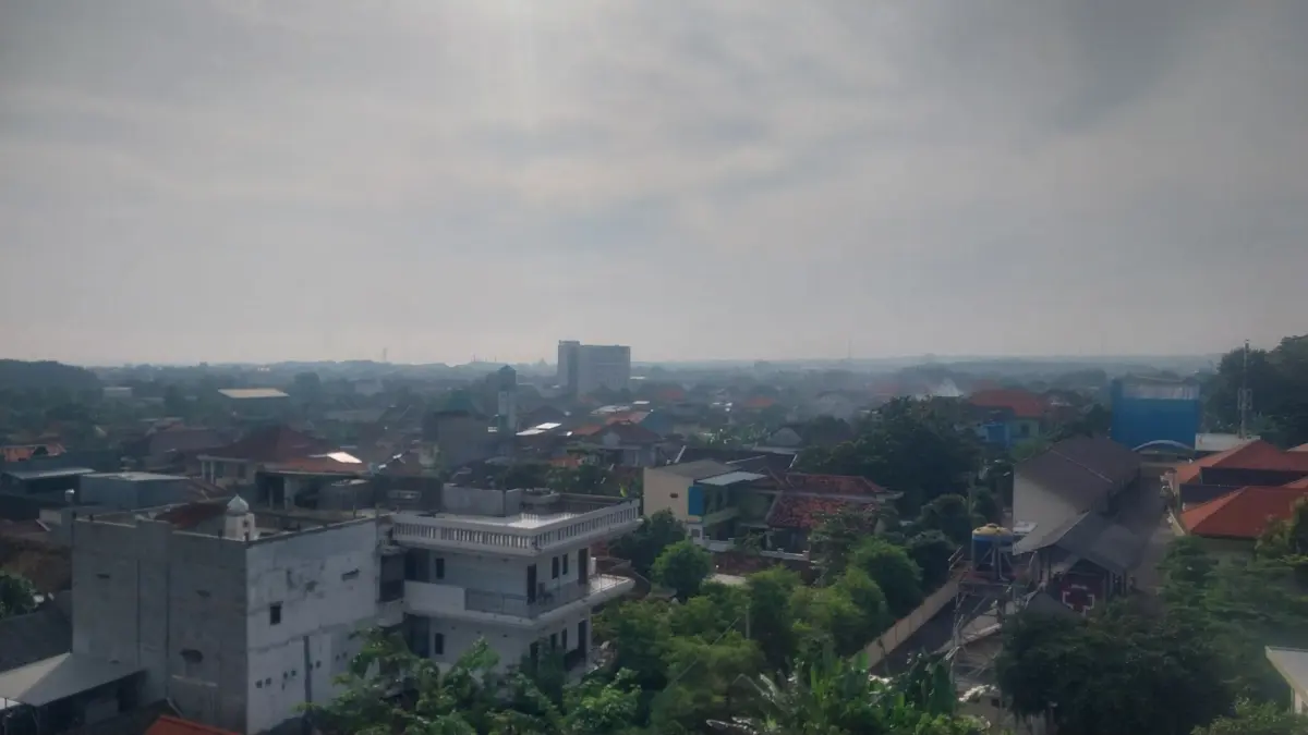 Awan hitam masih memayungi wilayah Tuban. Foto diambil dari lantai 5 gedung Graha Aryo Tejo RSUD dr R. Koesma Tuban, Jalan Pramuka, Kamis (9/4).