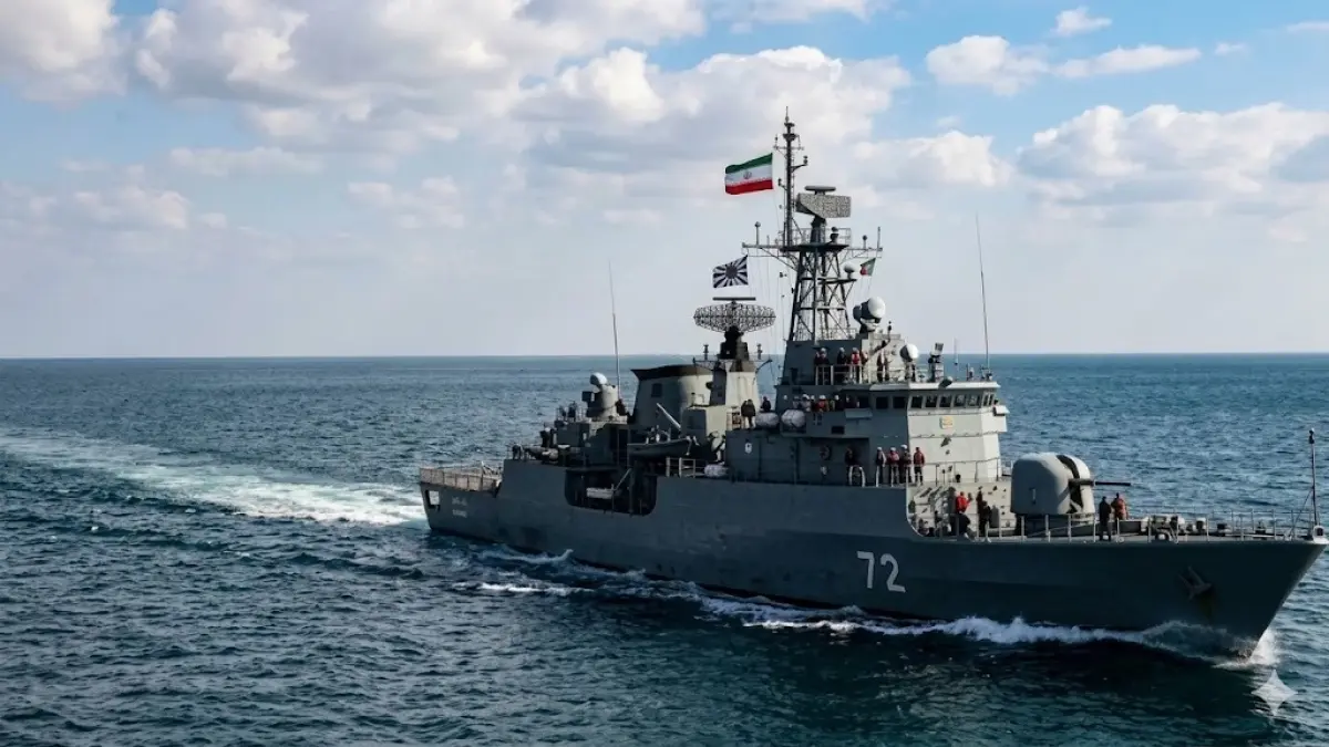 Ilustrasi kapal perang Iran yang sedang patroli di selat Hormuz. (RADAR TUBAN/AI)