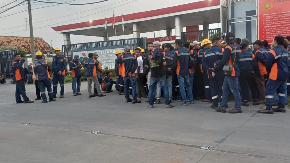 Aksi mogok kerja sopir truk tangki Pertamina, perusahaan menegaskan tidak mentoleransi pelanggaran dan terus berkoordinasi dengan aparat dalam penanganan kasus di Tuban. (RADAR TUBAN)