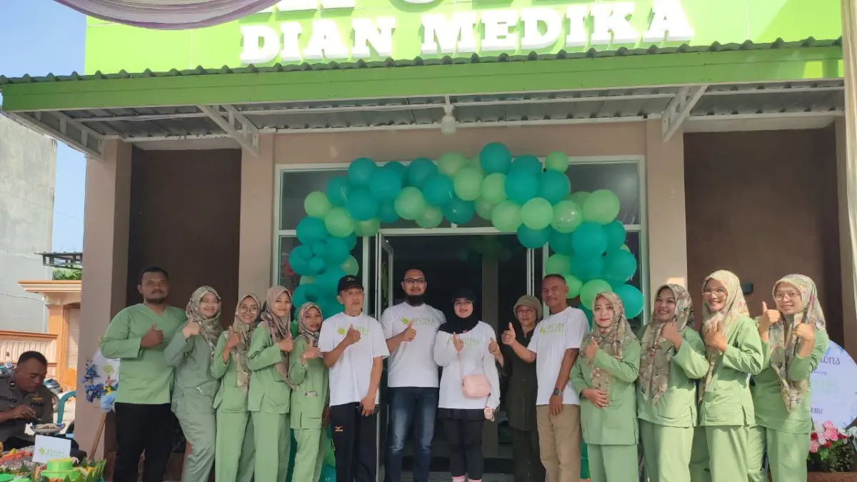 Direktur Apotek Dian Medika dr Teddy Prawiro, M.H. Kes., M.MRS., C.HKn., C.SMC bersama jajaran tim beserta atekholder terkait setelah melakukan launching Apotek Dian Medika, kemarin (12/4). (ANDREYAN/RADAR TUBAN)