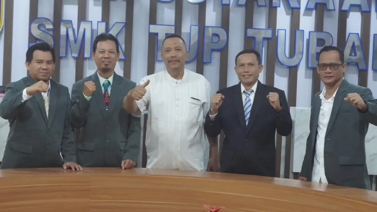 Kebersamaan jajaran wakil kepala sekolah bersinergi untuk majukan SMK TJP. Dari kanan ke kiri, Waka Kesiswaan Achmad Chairul Mizan .S.Pd., M.M., (ANDREYAN/RADAR TUBAN)