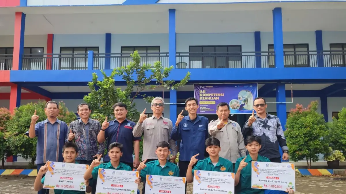 Kepala SMK TJP Tuban Bambang Kusdiyanto, S.T., M.MPd. berfoto bersama kelima siswa jawara LKS Dikmen Jatim 2026. (ANDREYAN/RADAR TUBAN)