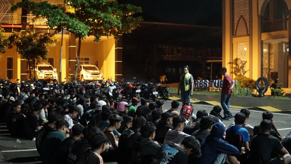 olisi bubarkan balap liar dini hari di Tuban. Sebanyak 71 sepeda motor diamankan dalam operasi gabungan. (RADAR TUBAN)