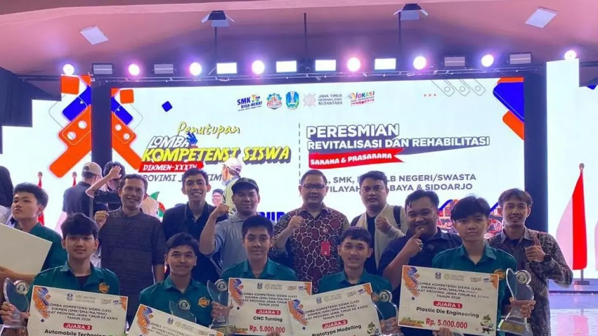 Para siswa jawara SMK TJP Tuban didampingi mentor dan guru ketika berfoto bersama Kepala Dinas Pendidikan Provinsi Jawa Timur Dr. Aries Agung Paewai., S.STP. M.M usai memborong medali di LKS Dikmen Jatim 2026. (RADAR TUBAN)