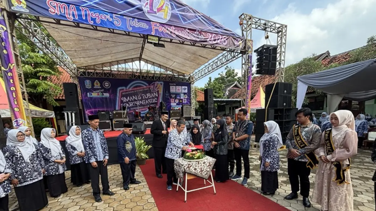 Potong tumpeng sebagai wujud rasa syukur keluarga besar SMAN 5 Tuban atas raihan prestasi. (YUDHA SATRIA ADITAMA/RADAR TUBAN)