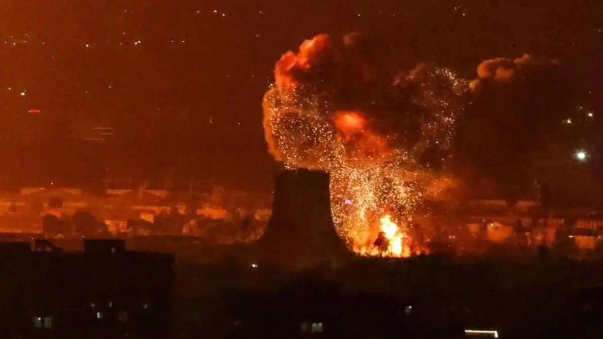 Serangan udara Israel menyerang infrastruktur energi Iran. (Jawapos.com)