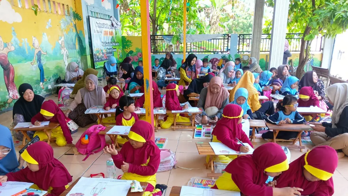 Anak-anak TK di Tuban belajar coding dasar melalui kegiatan mewarnai dan menggambar dalam festival kreatif ini. (RADAR TUBAN)