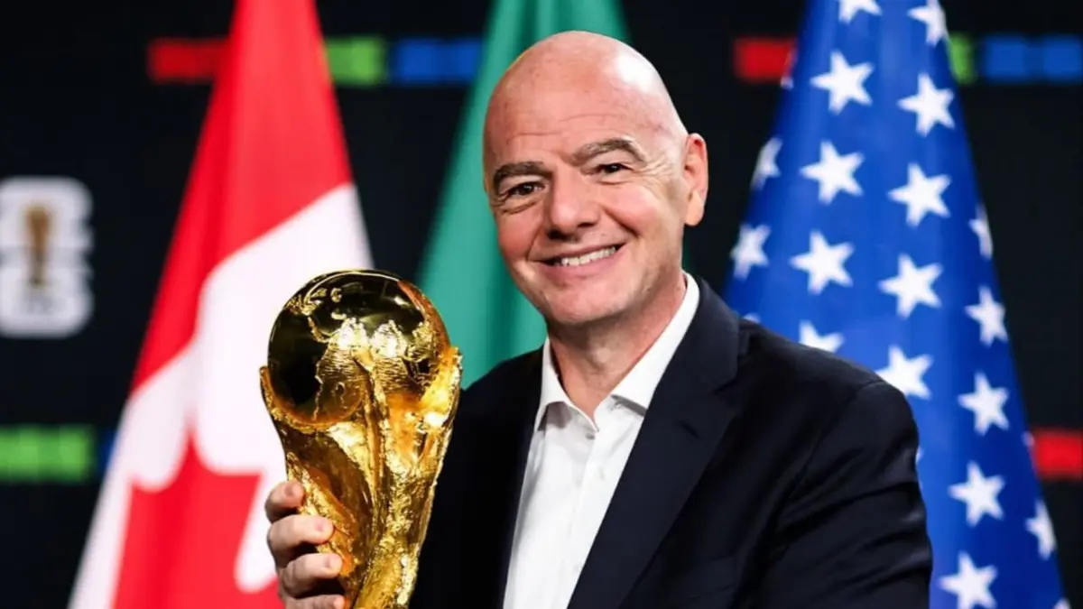 Ilustrasi trofi piala dunia dan presiden FIFA Gianni Infantino. (Instagram/gianni_infantino)
