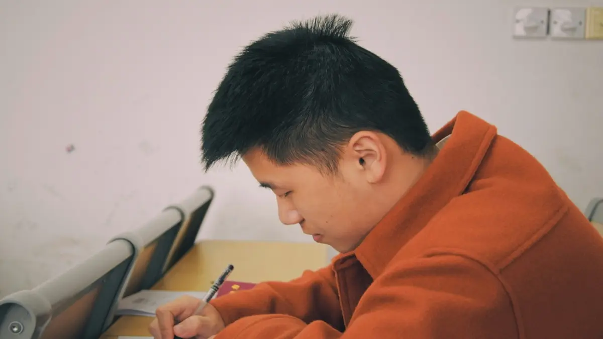 Benarkah kuliah pasti sukses? (Photo by Maccy on Unsplash)