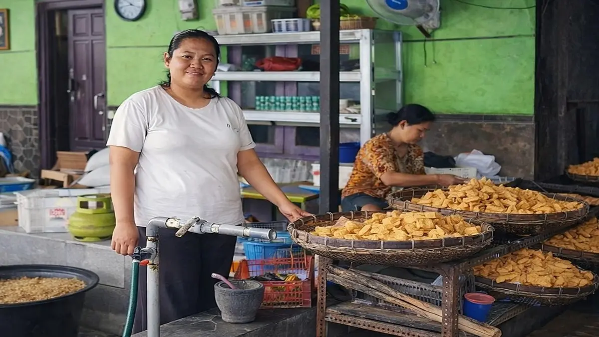 Di balik gurihnya tahu buatan Nia Anggraini, ada sinergi Holding Ultra Mikro yang memperkuat permodalan. (Dok. BRI)
